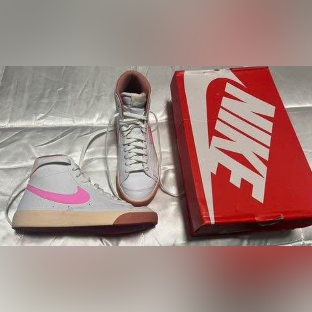 Nike Women's Sneakers - White and Pink Size 6Y